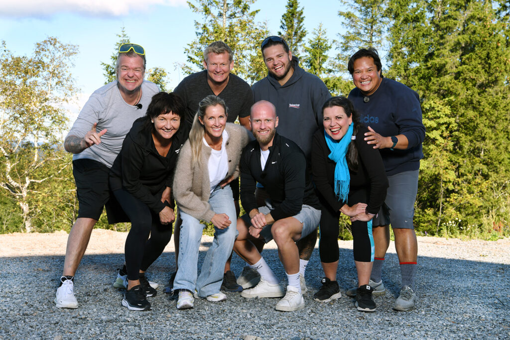 Alex Rosén, Steffen Iversen,Trine Haltvik, Jenny Jensen, Jonathan Romano og Mads Clemmetsen sammen med programlederne Martin Johnsrud Sundby og Anette Skarpaas Ramm.